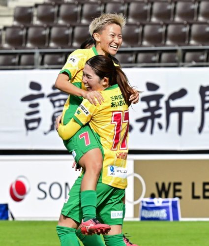 千葉－長野　前半、先制ゴールを決めた千葉・山口（右）が、この後２得点した小川と喜ぶ＝フクアリ




