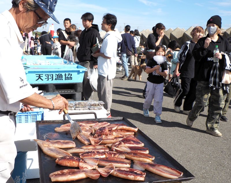 海の幸や農産物を求める人たちでにぎわった富津シーサイドマルシェ＝富津市

