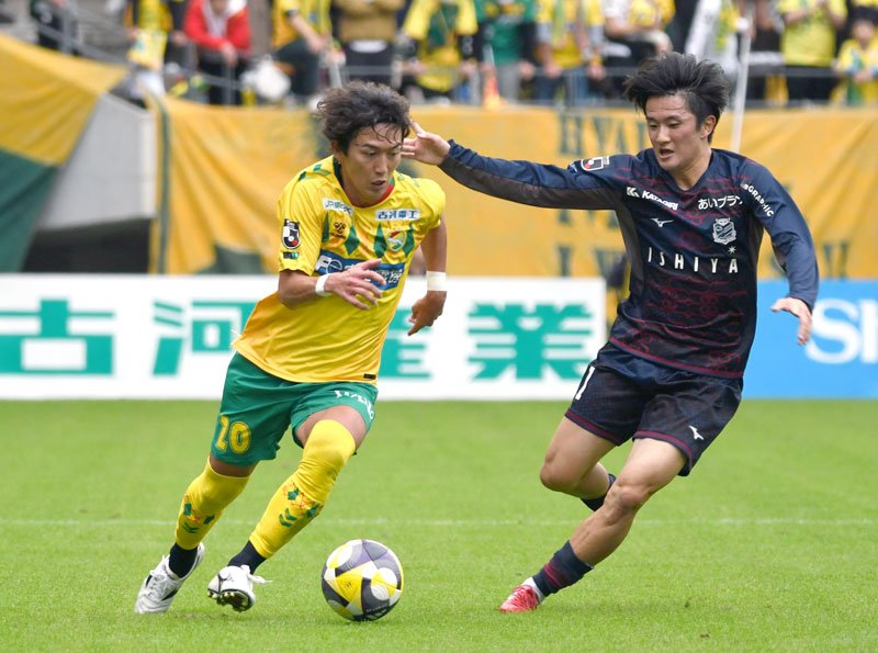 ２日の札幌戦で競り合う千葉・石川（左）＝フクアリ
