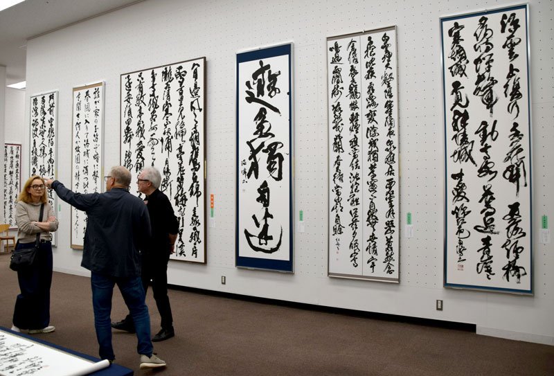 力強い墨痕の秀作が並ぶ書星展＝１０日、都内