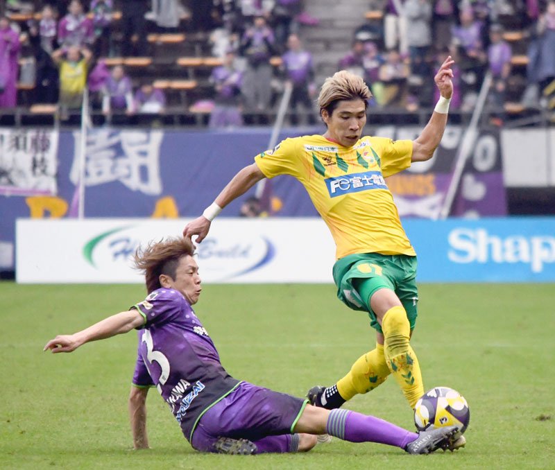 千葉－藤枝　後半、攻め込む千葉・日高（右）が相手に止められる＝９日、フクアリ
