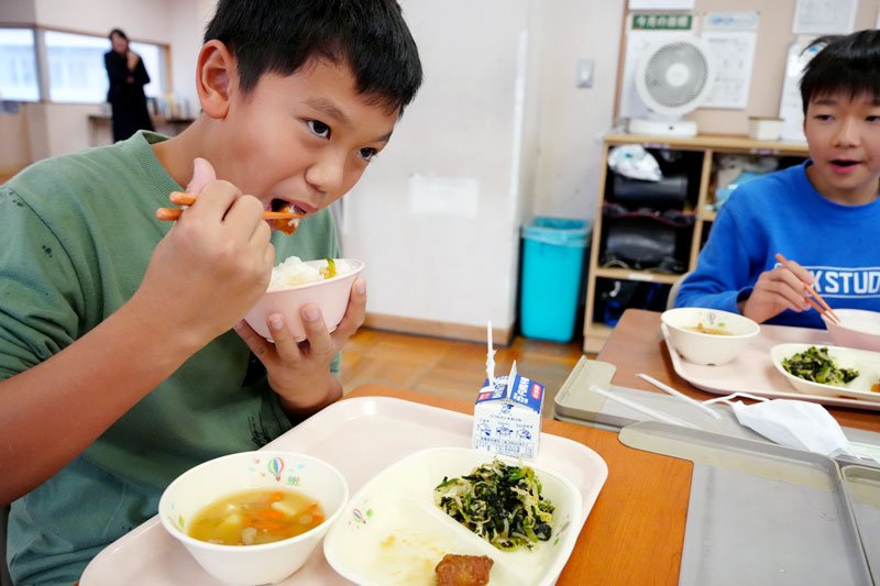 給食でマグロの揚げ物料理を食べる児童＝銚子市立双葉小