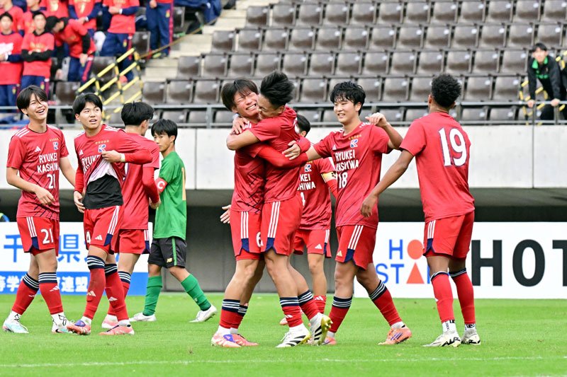 専大松戸を延長戦で下し、チームメートと喜び合う流通経大柏イレブン＝フクアリ