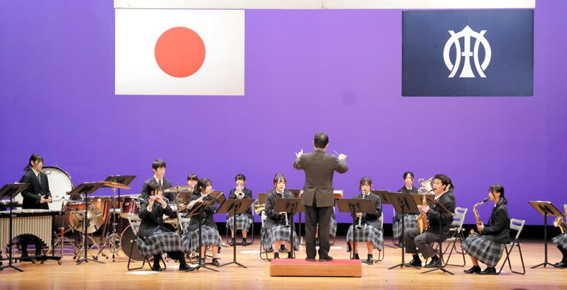 栄町制施行７０周年を祝う式典で演奏する栄中吹奏楽部＝１６日、同町