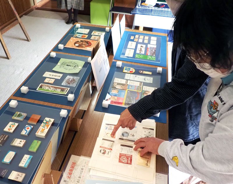 マッチ箱やチケット類などのデザインが懐かしさを誘う「木更津の小さな昭和コレクション」展＝木更津市