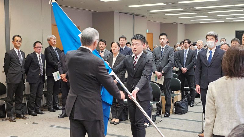 団旗を返還する弓道男子近的の木川寿眞選手＝県庁

