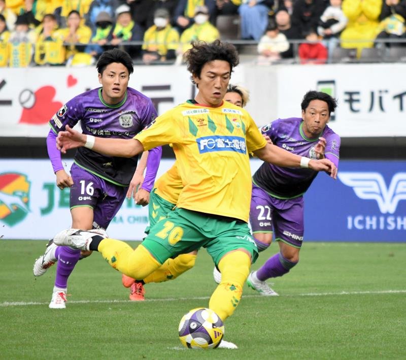 ９日の藤枝戦でＰＫを決める千葉・石川（中央）。この後は得点が生まれなかった＝フクアリ
