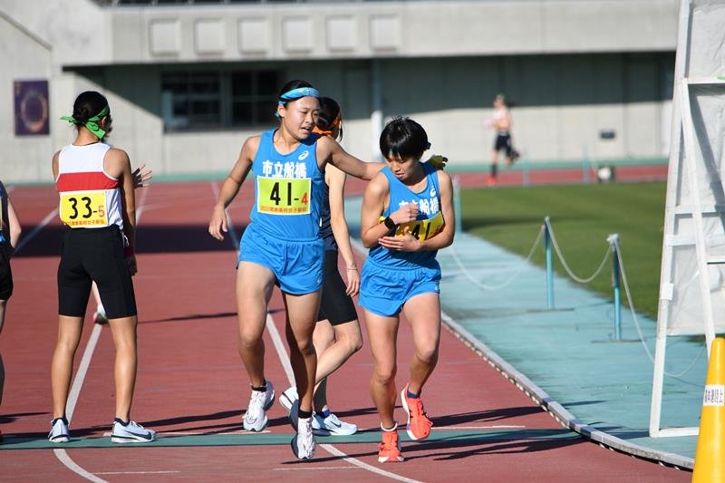 アンカー石川舞桜（右）にたすきを渡す市船橋・４区の伊藤夏樹＝熊谷スポーツ文化公園
