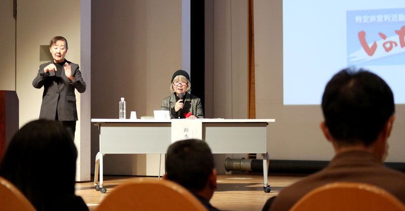 犯罪被害者遺族の苦しみを語る鈴木さん（右）＝２９日、千葉市中央区
