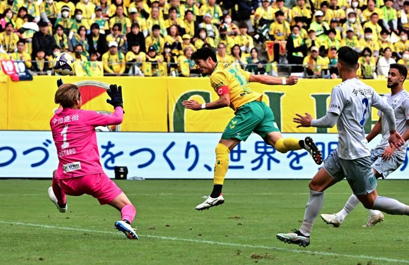 千葉―今治　前半、ヘディングでチーム２点目のゴールを決める千葉・鈴木大（左端）。ＧＫ立川＝フクアリ
