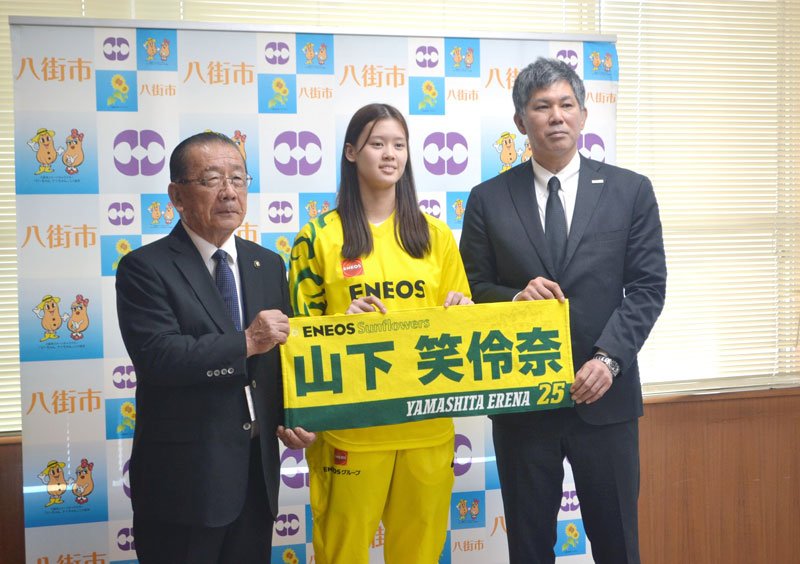 Ｗリーグでの活躍を誓った山下選手（中央）＝八街市役所