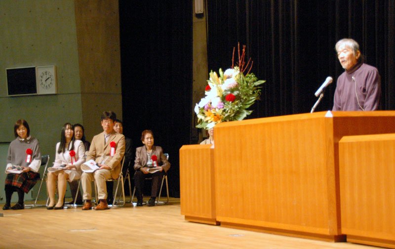 受賞者を前に講評を述べる椎名さん＝市原市市民会館