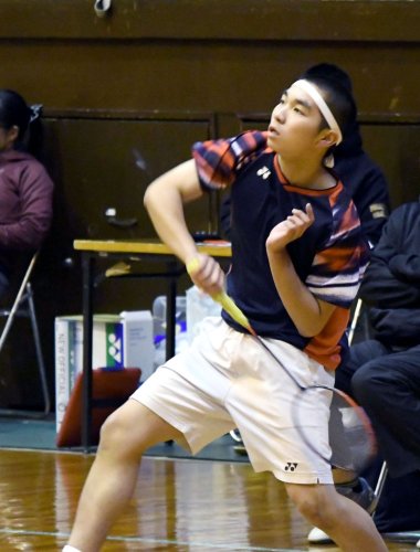 男子シングルス決勝でプレーする西武台千葉・古谷悠人＝ＪＦＥ体育館