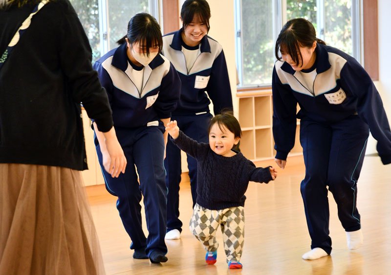 命のぬくもり間近で　東庄中３年生　親子と交流、育児体験