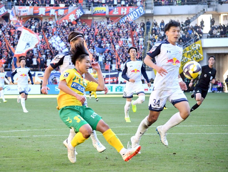 千葉―大宮　後半、千葉・姫野（左手前）が同点ゴールを決める＝フクアリ