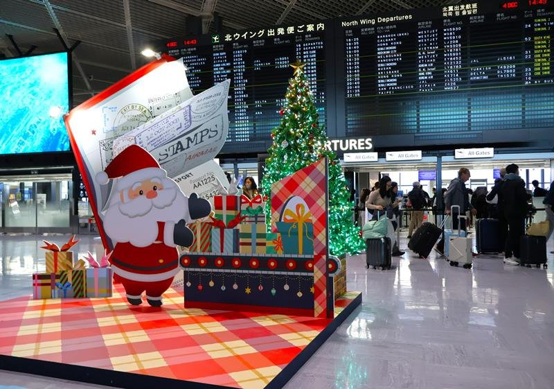 空の玄関Ｘマス色に　成田空港　本場からサンタ登場
