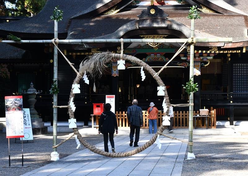 香取神宮の本殿前に設置された茅の輪。訪れた参拝客らは順番に茅の輪をくぐっていた＝８日、香取市
