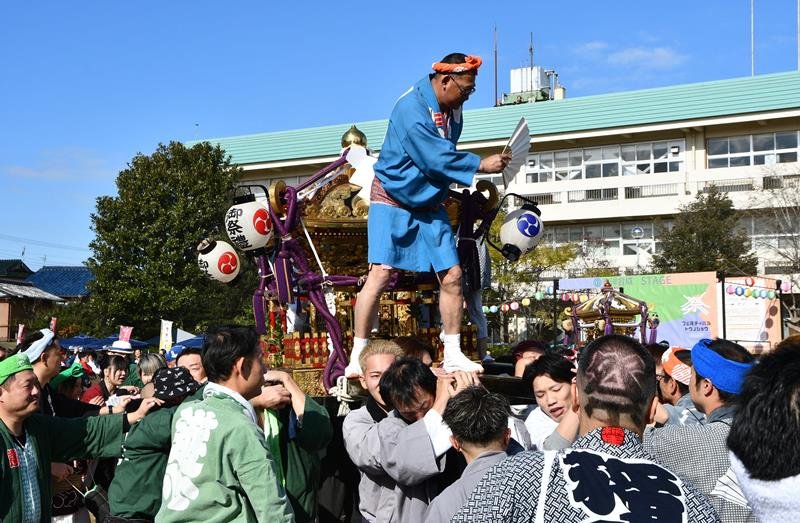 地区の枠組みを越え、みこしが集結した「橘三社祭」。参加者もさまざまな地域から集結した＝東庄町
