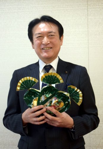「クリスマスの思い出に」と話す小屋松社長＝１１日、船橋市役所