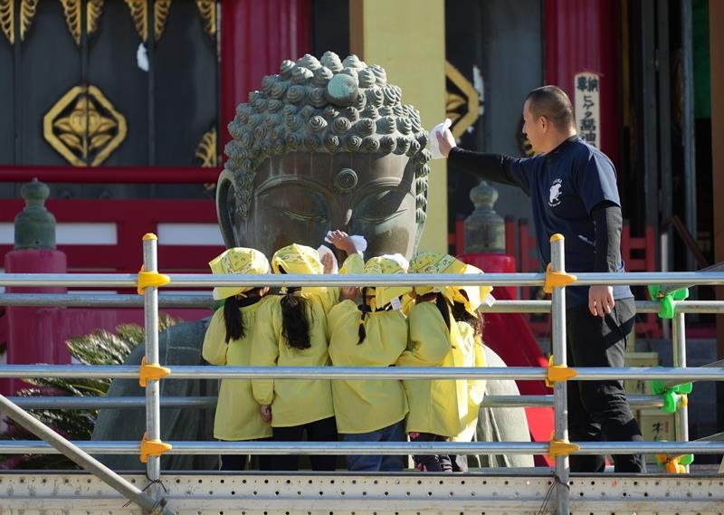 大きい顔　園児がピカピカに　銚子・円福寺　大仏の垢落とし