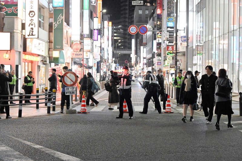 車両の通行が規制された「ナンパ通り」＝今月５日午後７時、千葉市中央区