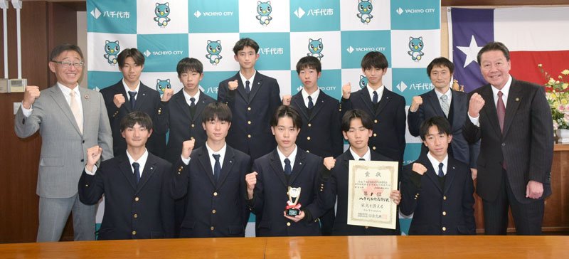 全国高校駅伝での健闘を誓う八千代松陰の選手。右端は服部市長、左端は嶺岸秀一教育長＝八千代市役所