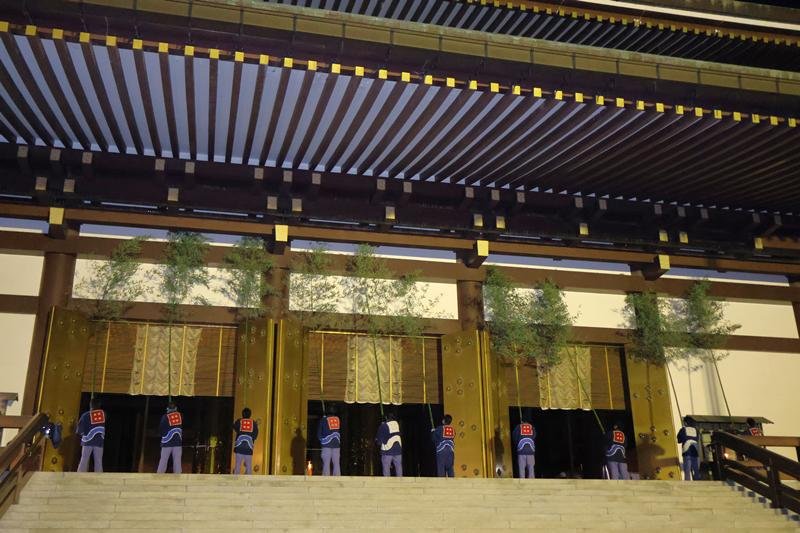 平和で豊かな１年に　成田山新勝寺、僧侶ら早朝からすす払い