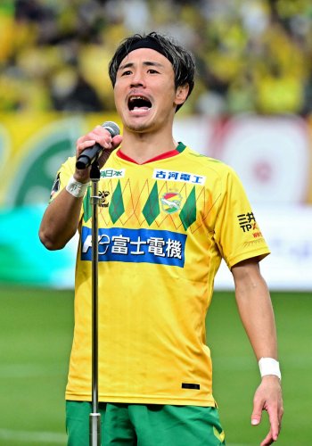 Ｊ１復帰を決め、サポーターにあいさつする千葉・米倉＝フクアリ