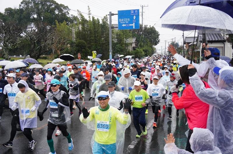 冷たい雨が降る中、１０キロの部のスタートを切るランナー＝いすみ市
