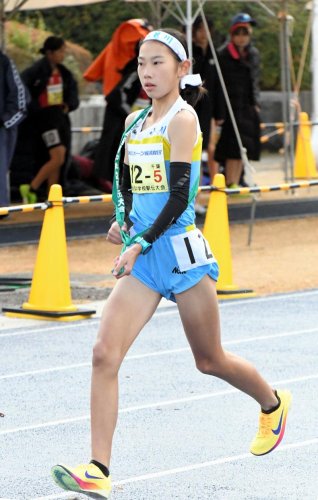 ８位でゴールした小見川のアンカー鈴木ふたば＝１４日、滋賀県希望が丘文化公園
