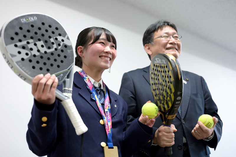 パデルアジア杯で優勝した内海和心さん（左）＝１７日、千葉市役所