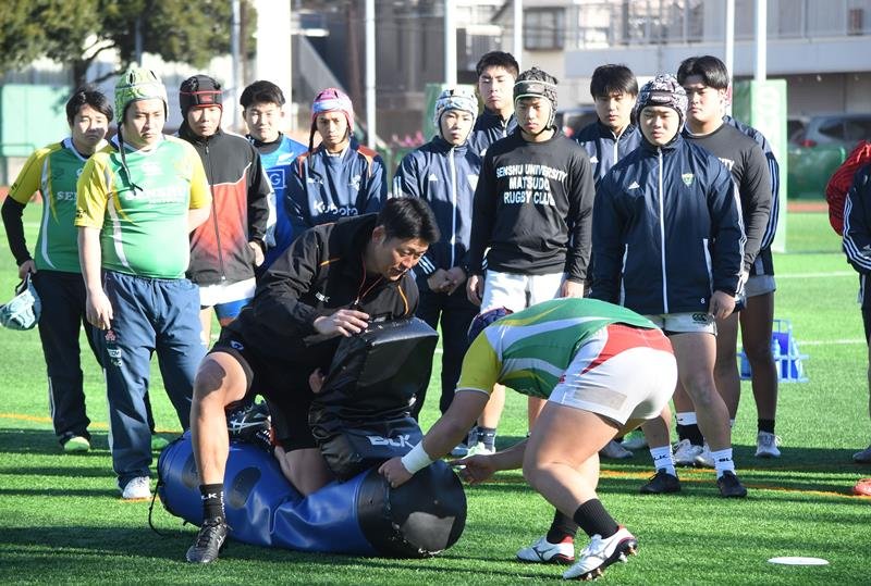 東京ベイの指導者からタックルの指導を受ける専大松戸の選手ら＝松戸市
