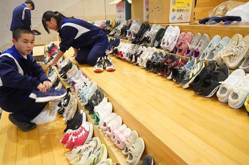 足を守る４８９足届け　フィリピンの子どもに寄付　勝浦中から支援広がる