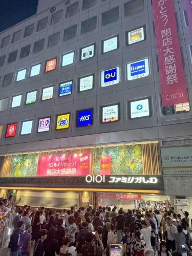 「柏マルイ」の閉店を見届けようと、店舗が入る商業ビル前に詰めかける買い物客ら＝７月２７日、柏市