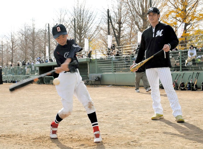 プロ指導に目輝かせ　サイン、ダンスで交流も　千葉ロッテ福祉野球教室　茂原