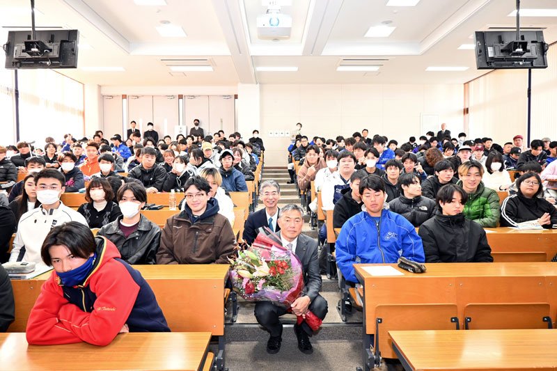 講義を終えた渡辺市長と学生ら＝清和大学