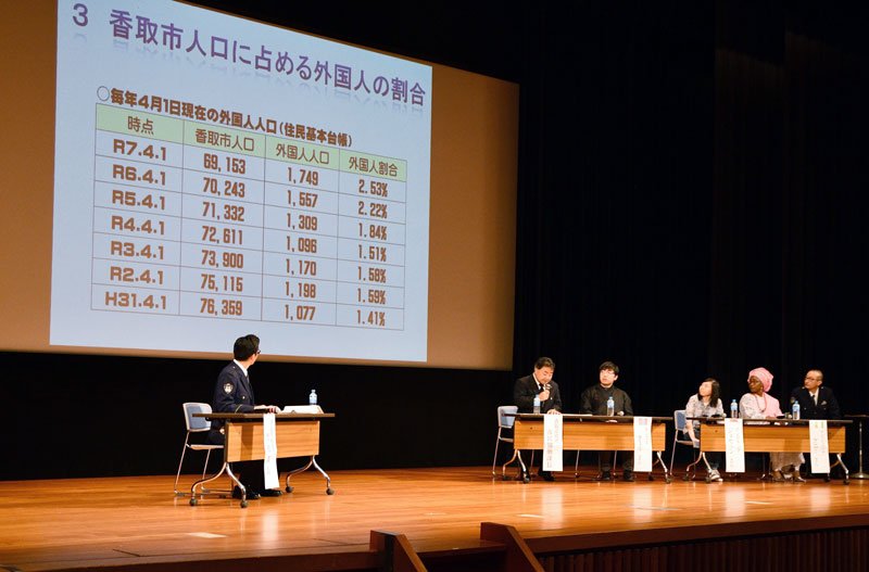 千葉大の留学生と香取署員、香取市職員によりパネルディスカッションが行われた＝同市