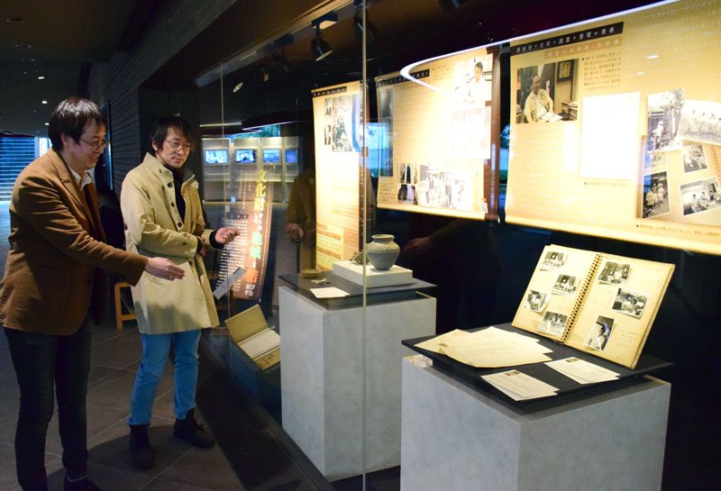 特別展示を説明する北條教授（右）と浅野さん＝昨年１２月１８日、都内の上智大四谷キャンパス