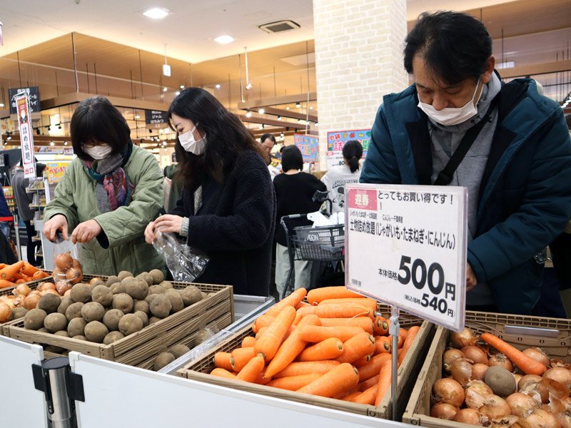 イオンモール幕張新都心で初売り　「福カート」人気、詰め放題も　オープン前から行列