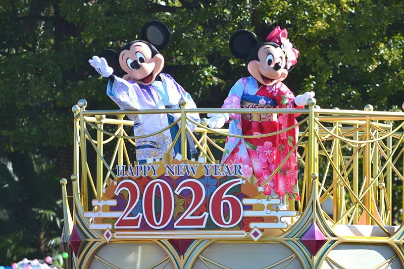 和服姿で新年のあいさつに登場したミッキーとミニー＝１日、浦安市の東京ディズニーランド
