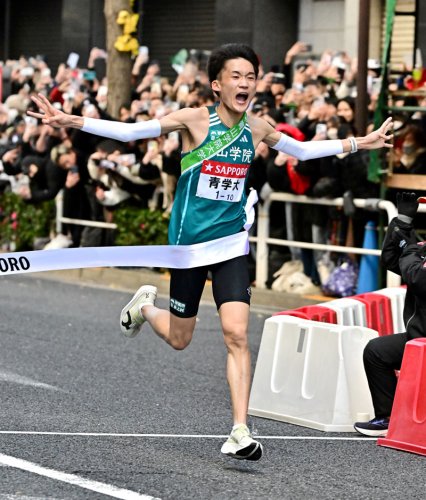 総合１位でゴールする青学大アンカー・折田壮太＝東京・大手町