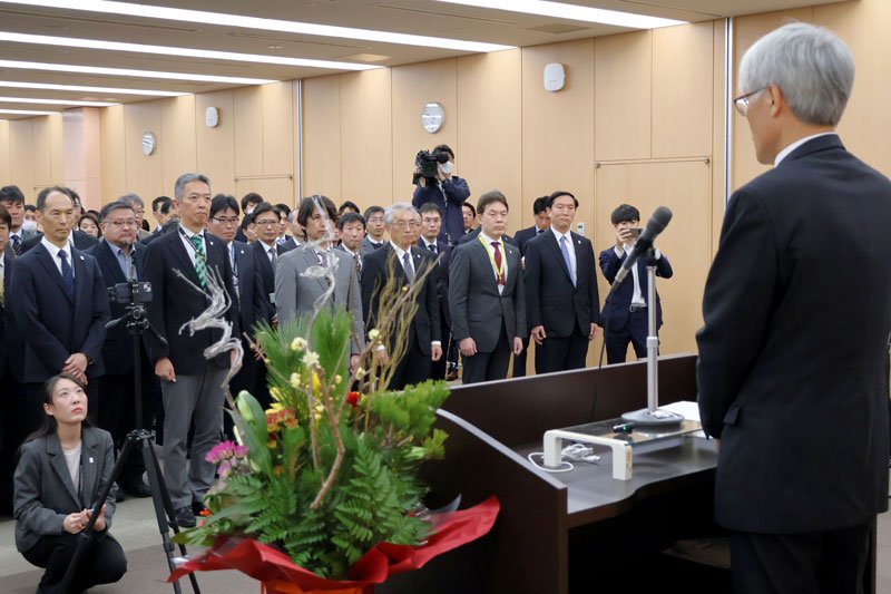 ＮＡＡの藤井社長（右）の年始訓示を聞く社員ら＝５日、成田市