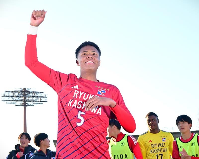 大津に競り勝ち、４強入りを決めて喜ぶ流通経大柏・メンディー＝４日、浦和駒場
