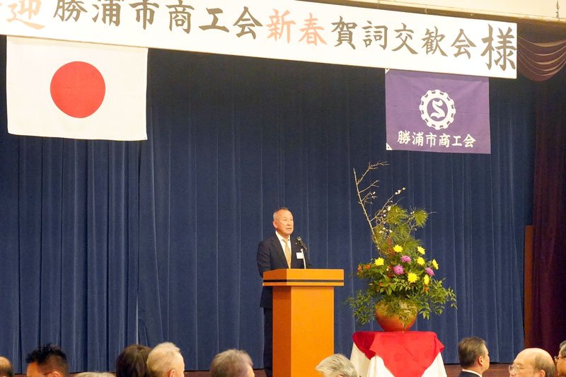 あいさつをする小高会長＝勝浦市