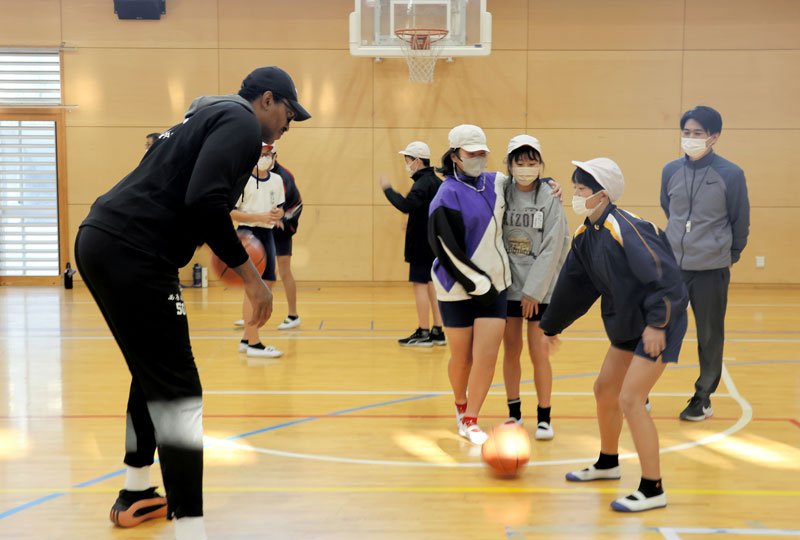 運動の楽しさ知って　プロバスケ選手が“先生”　大網小