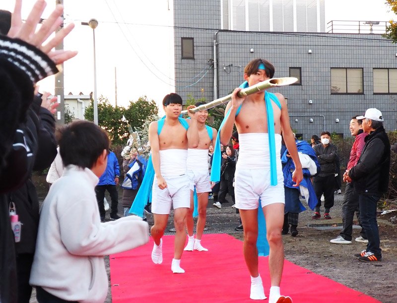 厳寒の海、梵天立て　木更津、五穀豊穣と大漁祈り