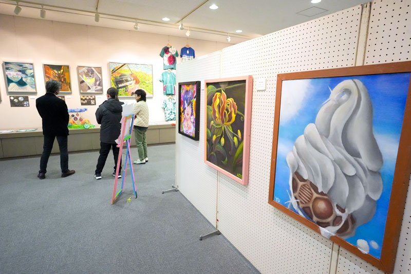 ５０回目を迎えた東総地域周辺の高校による合同美術部展＝匝瑳市の八日市場公民館市民ギャラリー