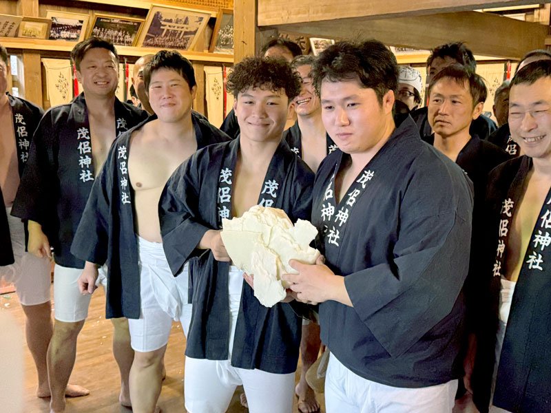 鏡餅求め男衆もみ合い　７年ぶり、真っ二つで「豊作」　流山