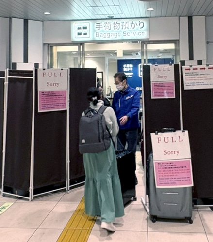 京成上野駅に設置している手荷物預かりサービス＝東京都台東区