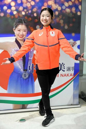 報道陣の前でポーズを取るフィギュアスケート女子の中井亜美＝船橋市